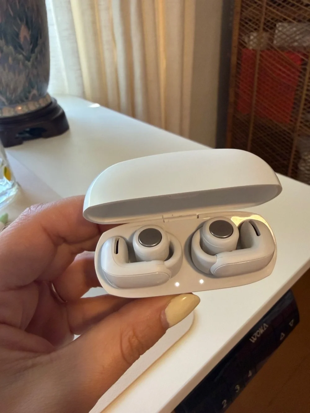 Bose White Wireless Earbuds Charging Case with Logo - Picture 2 of 2